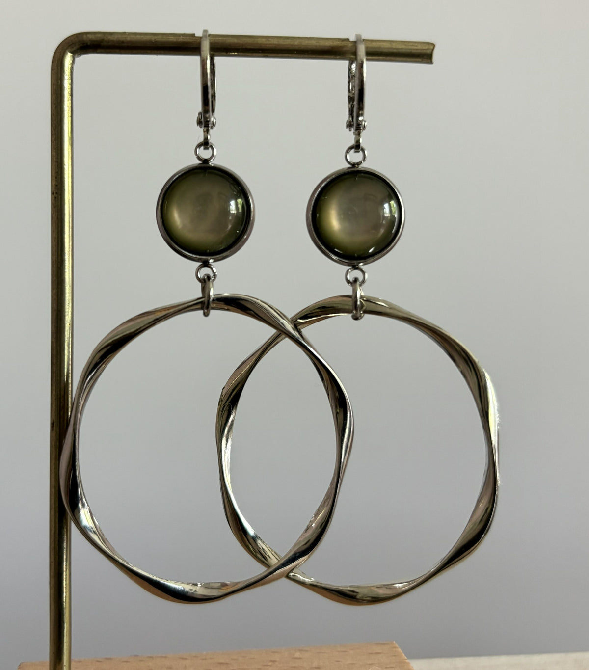 Zilverkleurige oorringen van 40 mm met legergroene cabochon