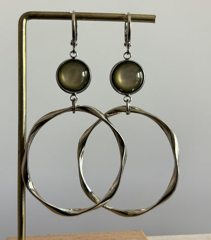 Zilverkleurige oorringen van 40 mm met legergroene cabochon