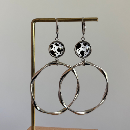 Twisted Pip oorringen zilver met koeienprint cabochon, 40 mm hoops met speels printdetail