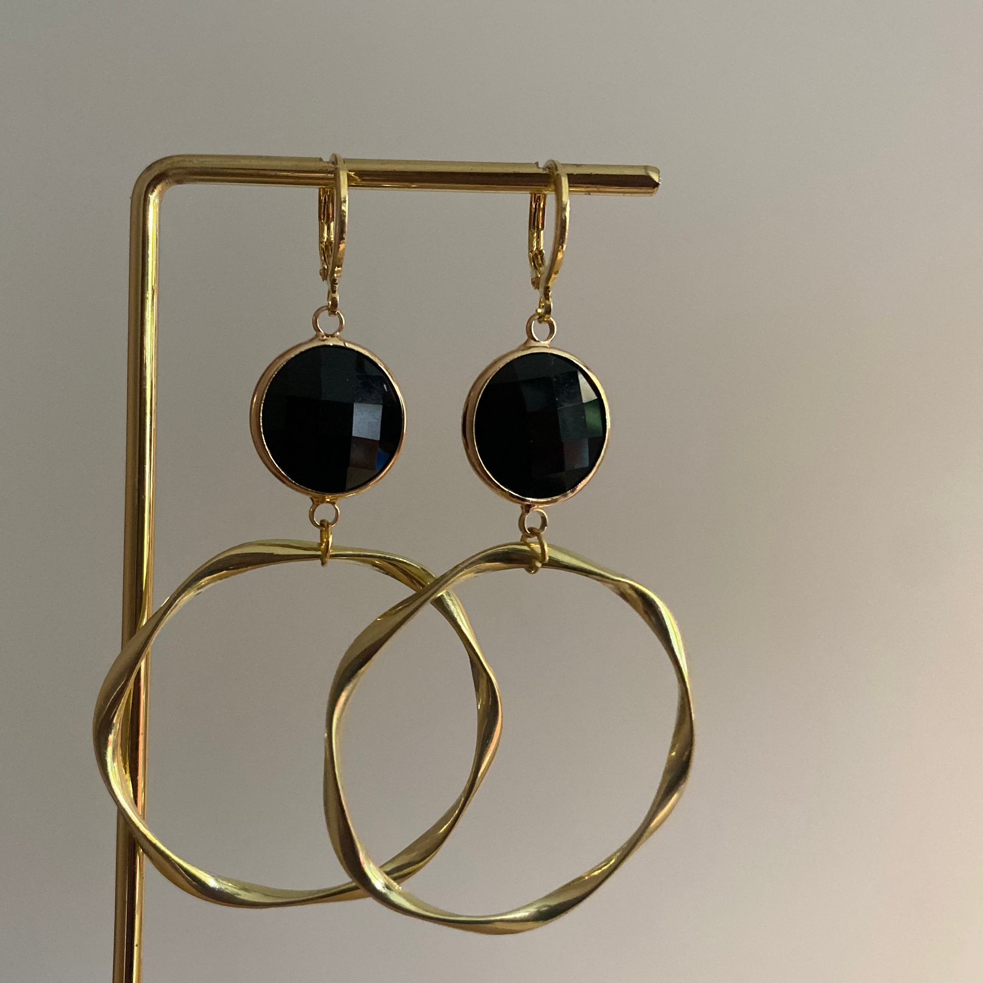 14k vergulde lichtgrijze oorringen met steen, 40 mm doorsnede en klepring-sluiting, ca. 5 cm lang.