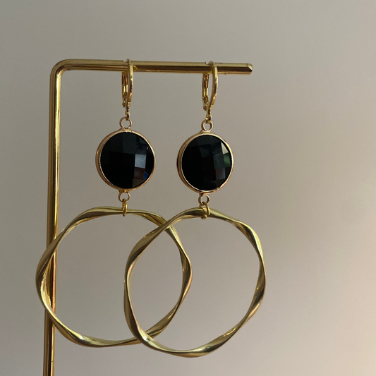 14k vergulde lichtgrijze oorringen met steen, 40 mm doorsnede en klepring-sluiting, ca. 5 cm lang.