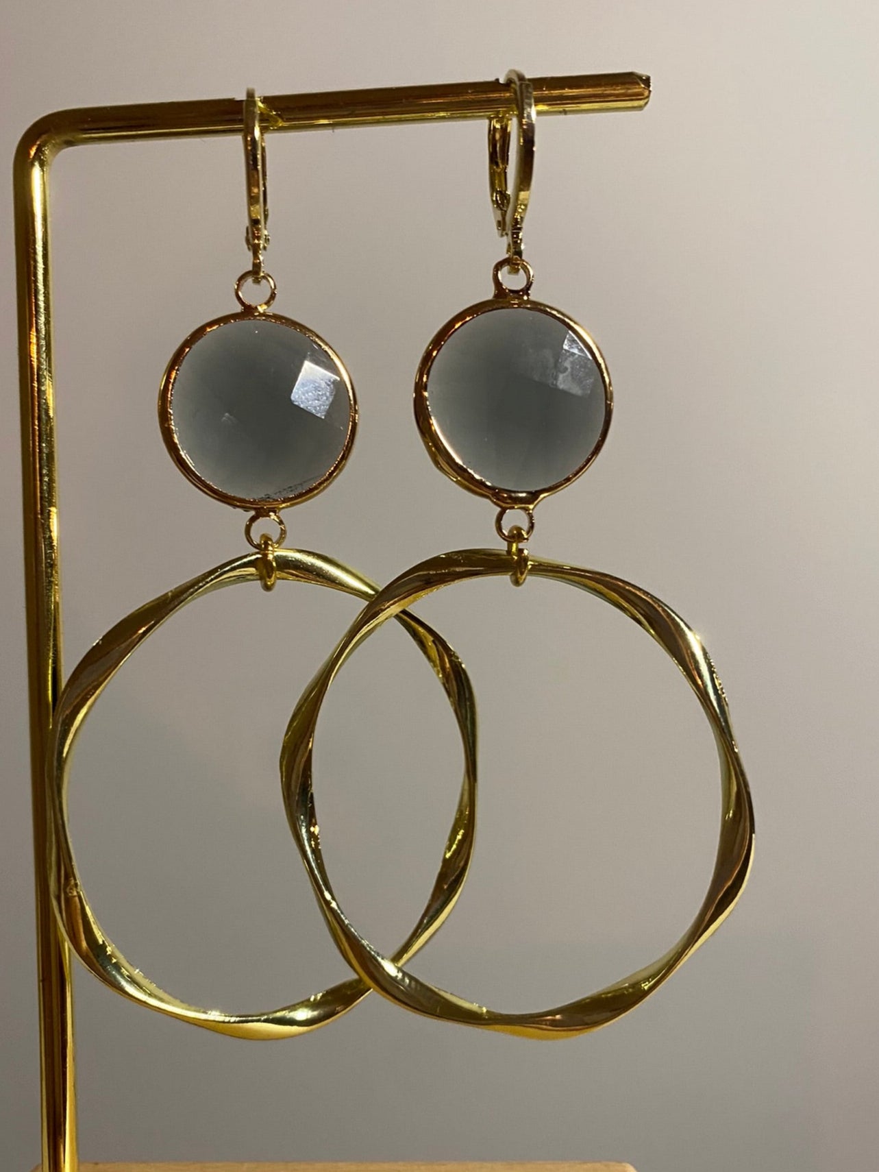 14K vergulde ringetjes met een grijze glasbedel en een 14K vergulde gedraaide grote hanger 
