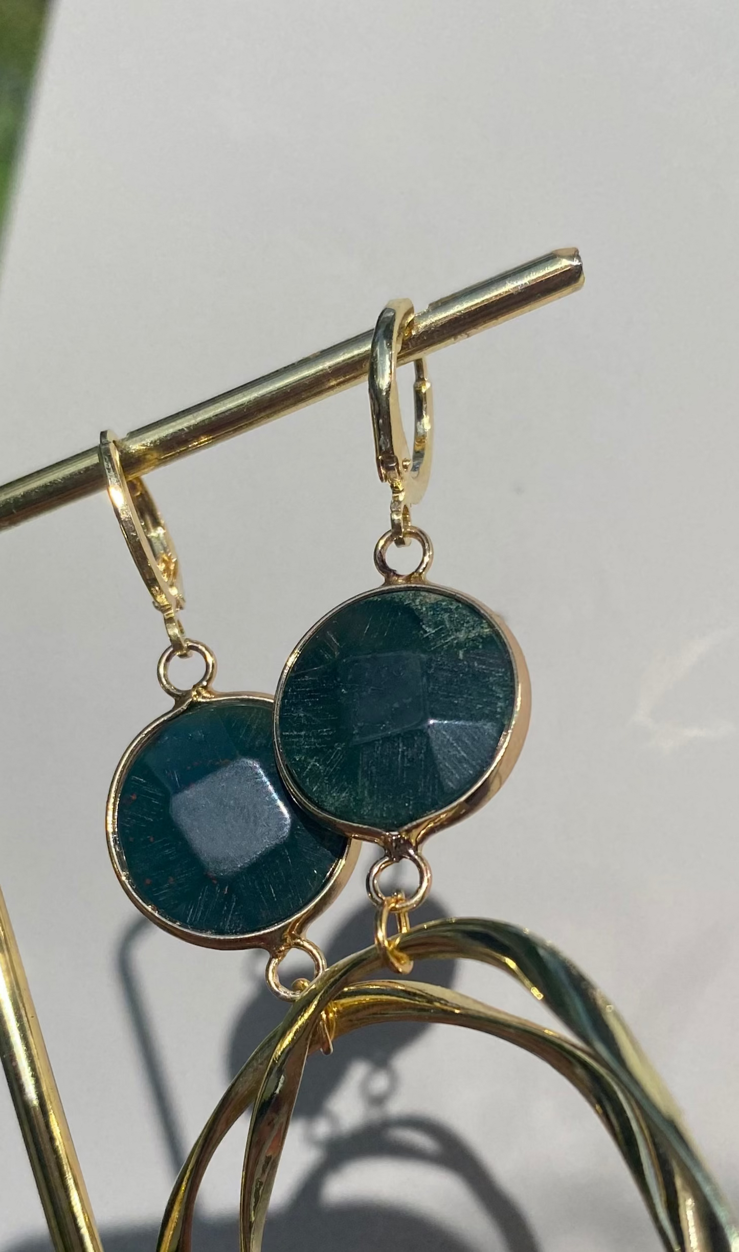 14K vergulde ringetjes met een groene natuursteen en een 14K vergulde gedraaide grote hanger