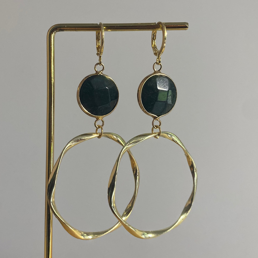 14K vergulde ringetjes met een groene natuursteen en een 14K vergulde gedraaide grote hanger 
