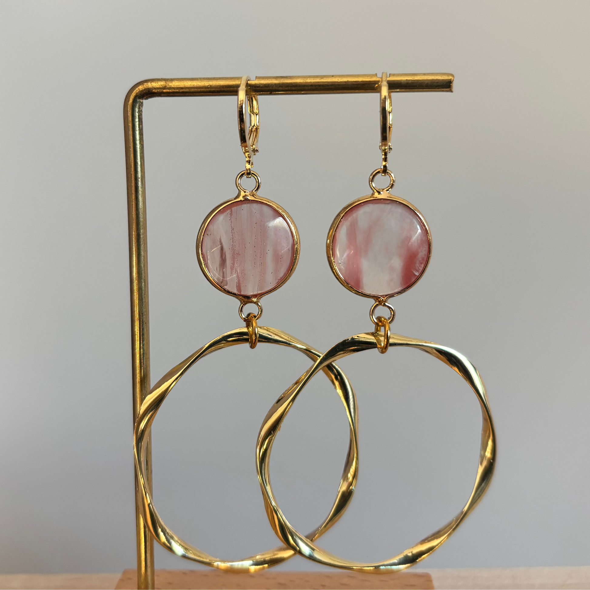 14K vergulde ringetjes met een watermeloenkleurige glasbedel en een 14K vergulde gedraaide grote hanger 