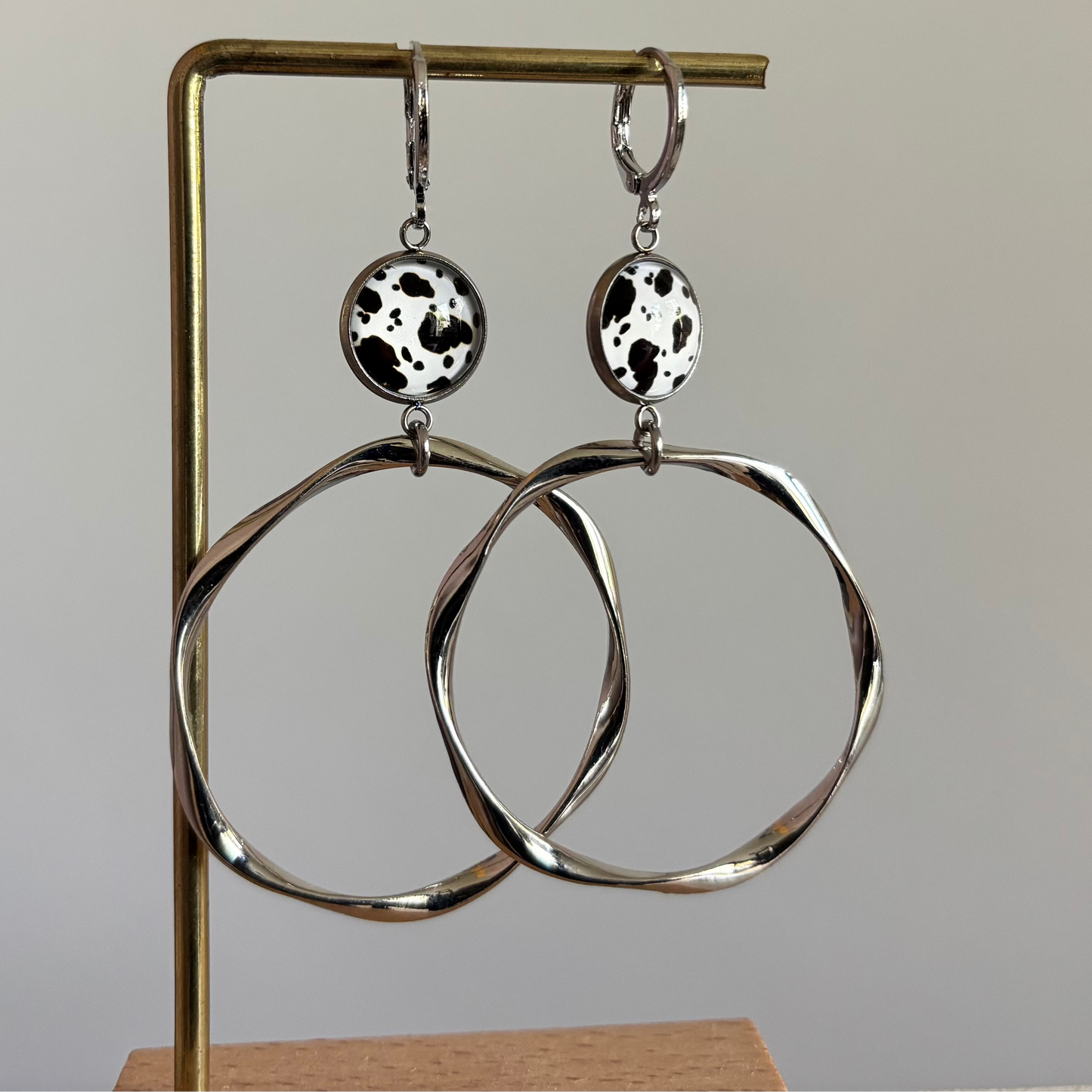 Twisted Pip oorringen zilver met koeienprint cabochon, 40 mm hoops met speels printdetail