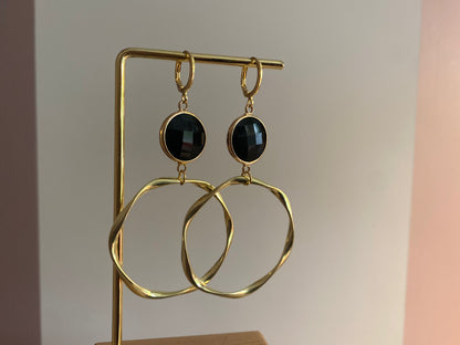 14k vergulde lichtgrijze oorringen met steen, 40 mm doorsnede en klepring-sluiting, ca. 5 cm lang.