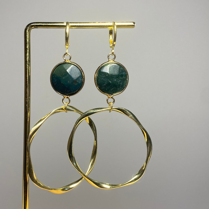 14K vergulde ringetjes met een groene natuursteen en een 14K vergulde gedraaide grote hanger 