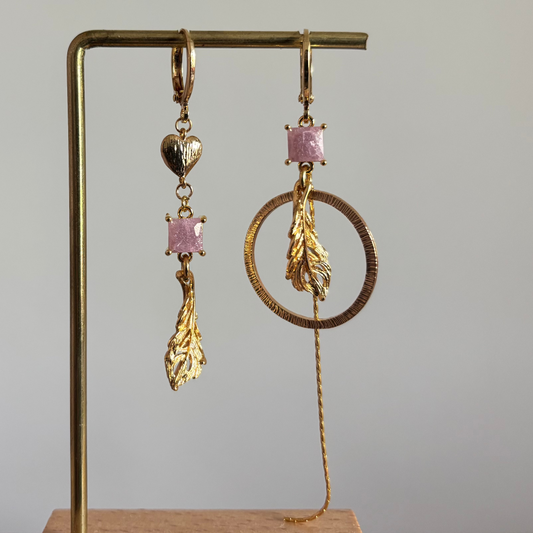 Veertje mismatch oorbellen goud met veer, hartje, natuursteen en kwastje, asymmetrisch design