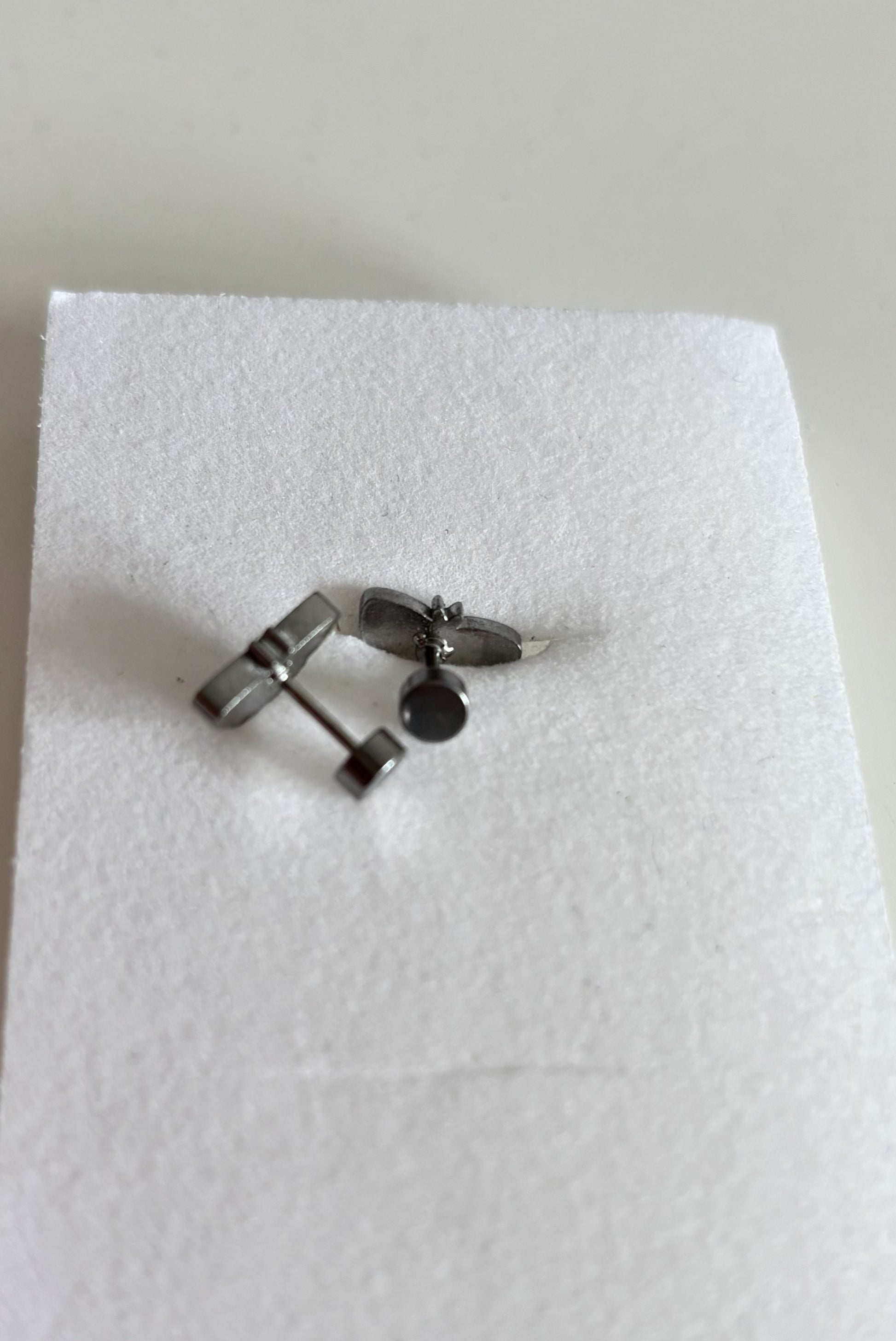 Hypoallergene stainless steel kinderoorbellen Eefje voorzien van afgevlakte dopjes tegen prikkende pinnetjes.