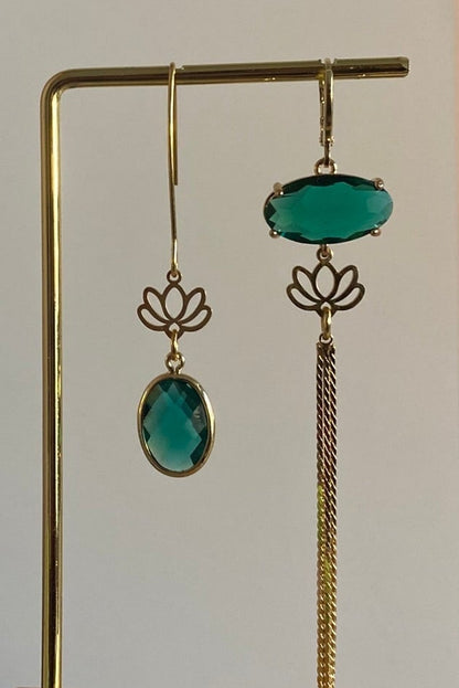 Asymmetrisch handgemaakt paar met 14k vergulde gouden lotus en smaragdgroene glasbedels 