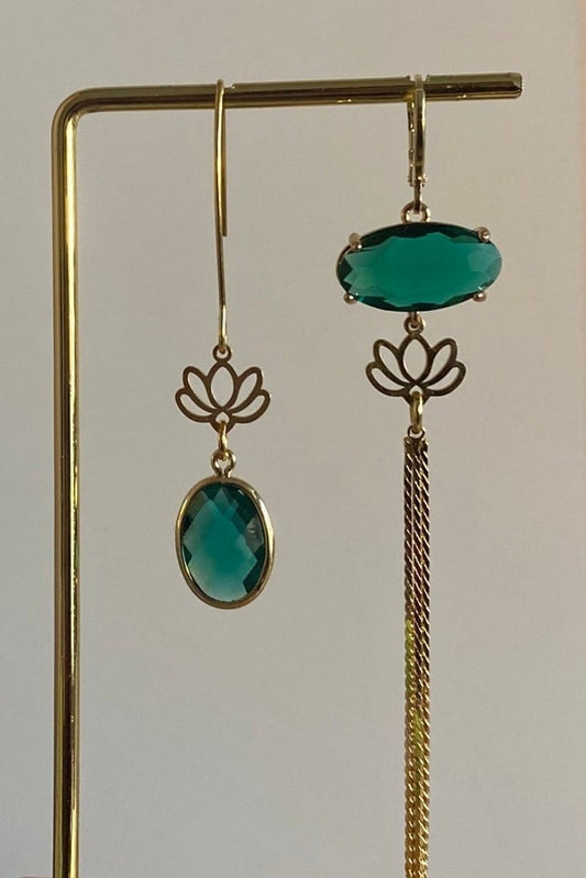 Asymmetrisch handgemaakt paar met 14k vergulde gouden lotus en smaragdgroene glasbedels 