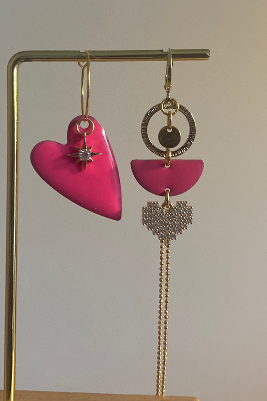 Asymmetrisch paar met links een emaille hart en rechts 14K vergulde bedels en zirkonia afgewisseld met een emaille bedel in fuchsiaroze