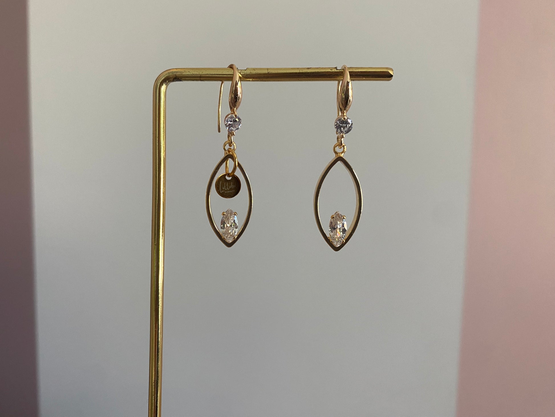 14K vergulde oorbellen met haakjes met zirkonia steen, druppelvormige hangers met daarin een zirkonia steen een het Lellebel sieraden logo