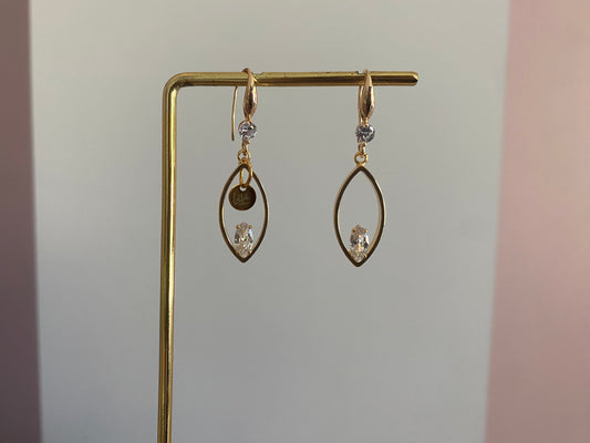 14K vergulde oorbellen met haakjes met zirkonia steen, druppelvormige hangers met daarin een zirkonia steen een het Lellebel sieraden logo