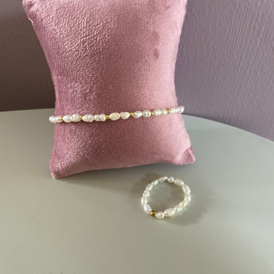 Set van armband en ring met echte zoetwaterparels (2–3 mm) en goldfilled kralen, armband tot 20 cm met sluiting, ring met elastiek.