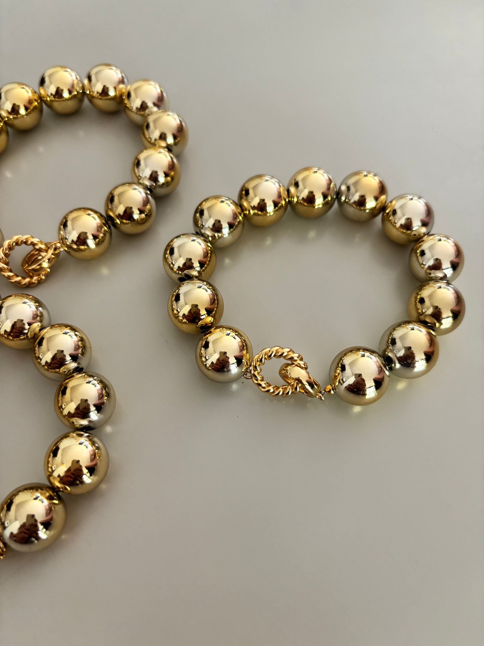 Gouden chunky kralenarmband met grote glimmende 16 mm CCB-kralen en een bewerkte ronde connector-sluiting.