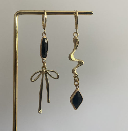 Asymmetrische 14k vergulde oorbellen met strikdetail, ca. 6 cm lang