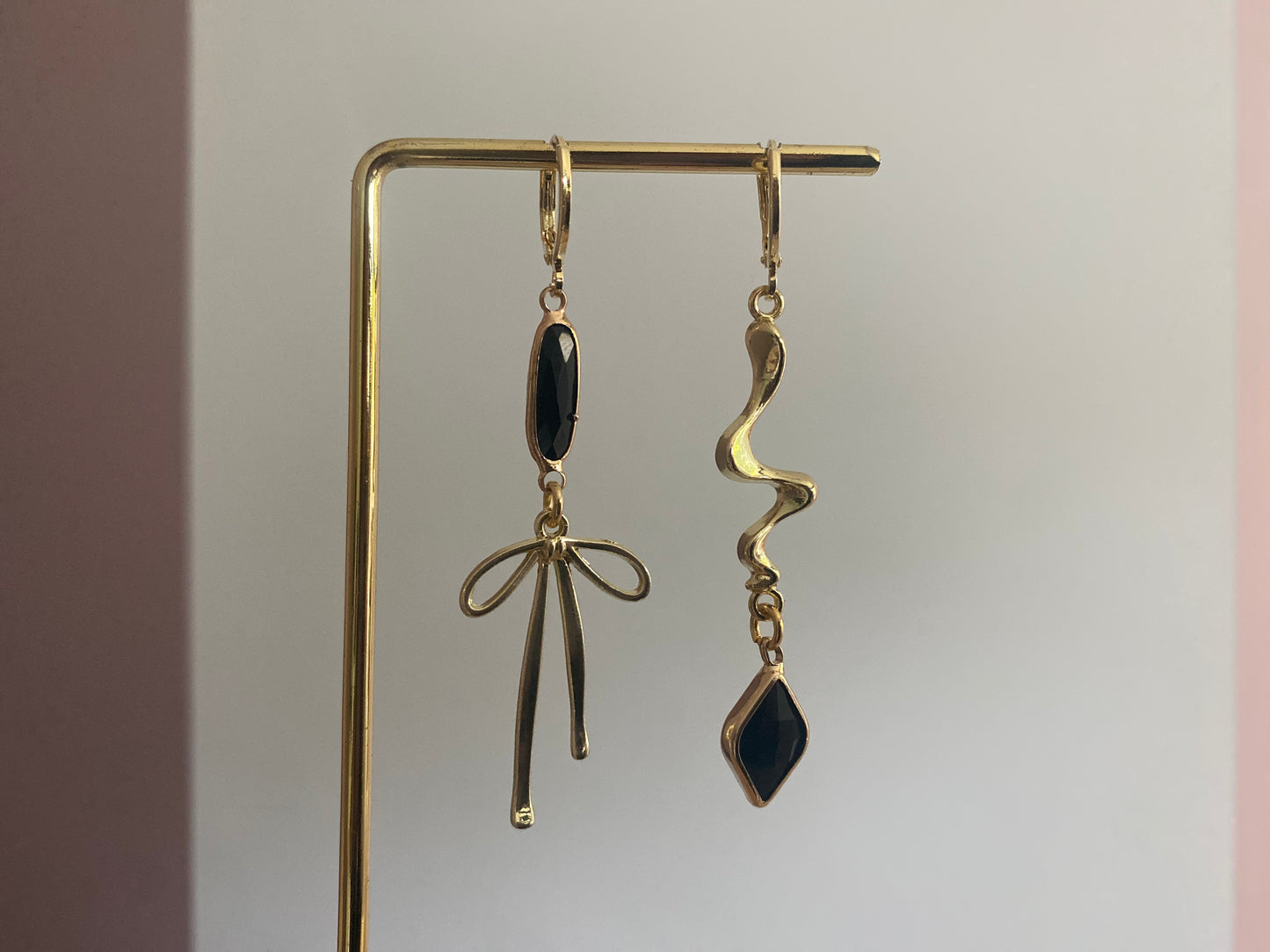 Asymmetrische 14k vergulde oorbellen met strikdetail, ca. 6 cm lang