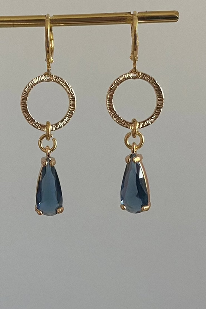 Handgemaakte 14k vergulde Lellebel oorbellen genaamd "Druppel Mir" in een chique kleur blauw, een foto van iets verderaf.