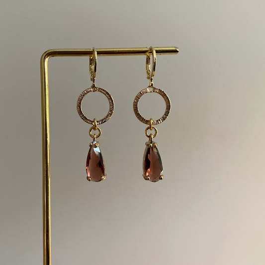 14k vergulde oorbellen met burgundy glasbedel, ca. 5 cm lang,