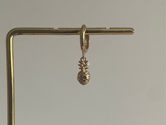 Handgemaakte 14K earparty oorbellen met een 14K vergulde ananas bedel