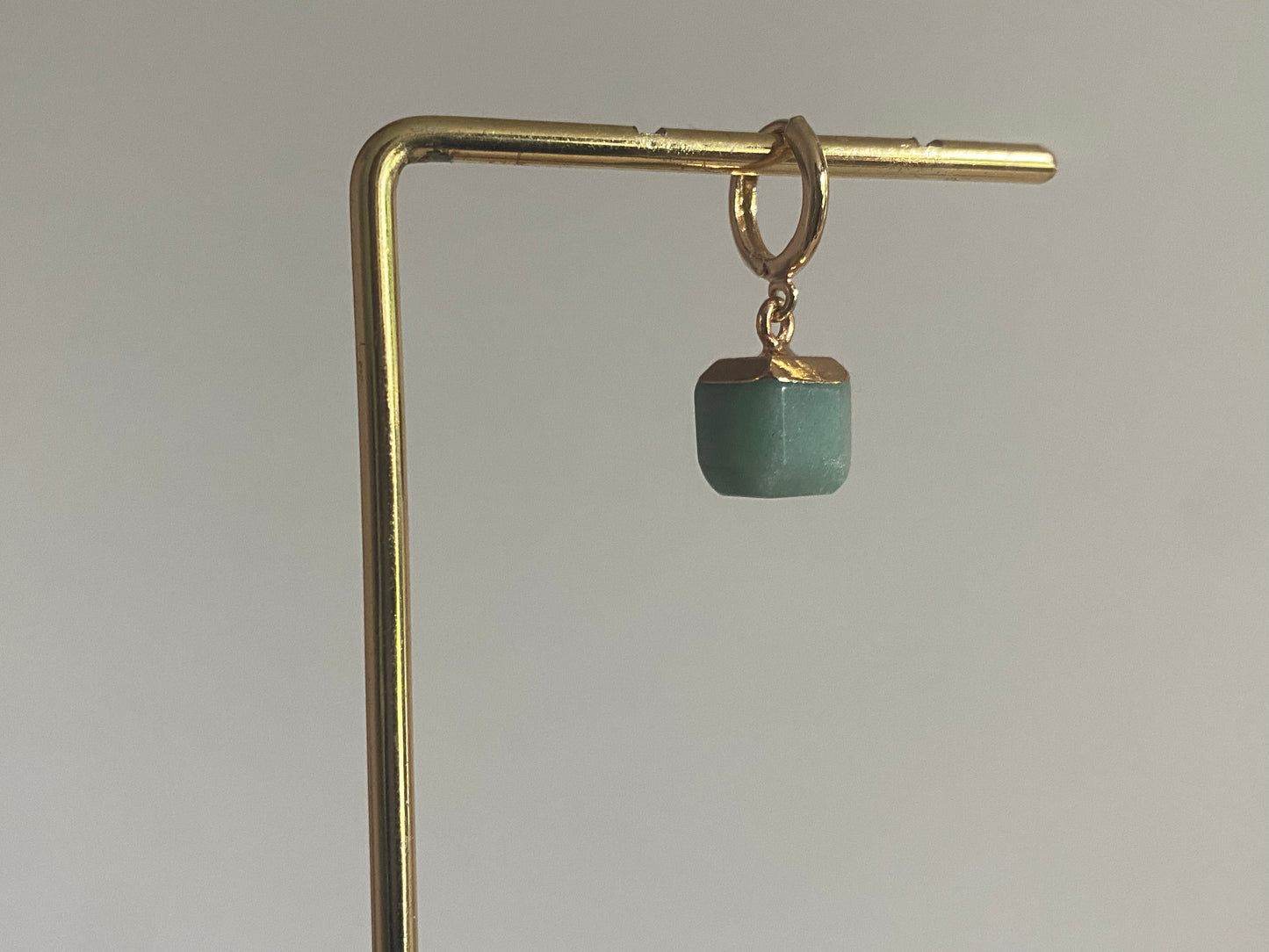 kleine oorbel met een 14K verguld oorringetje en een avonturijn bedel. 