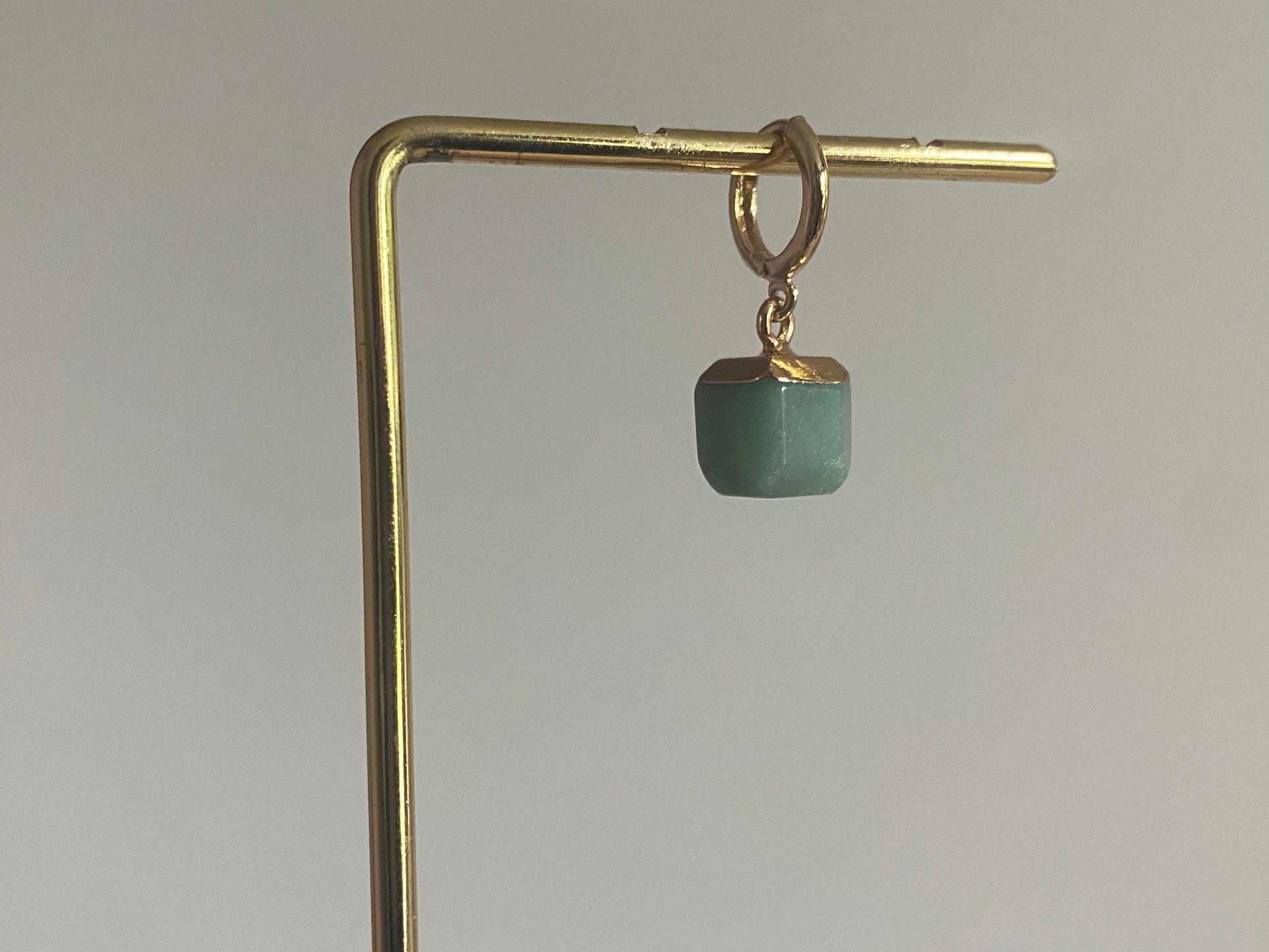 kleine oorbel met een 14K verguld oorringetje en een avonturijn bedel. 