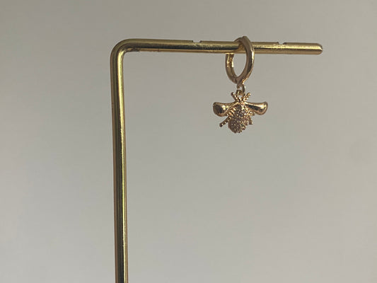 18K verguld bijtje met zirkonia uit onze single earparty collectie