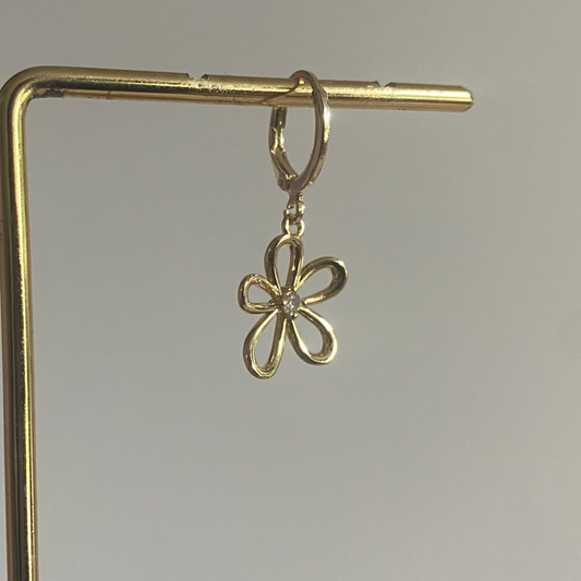 SIngle oorbel van 14K verguld goud met bloedbedel en zirkonia steentje.