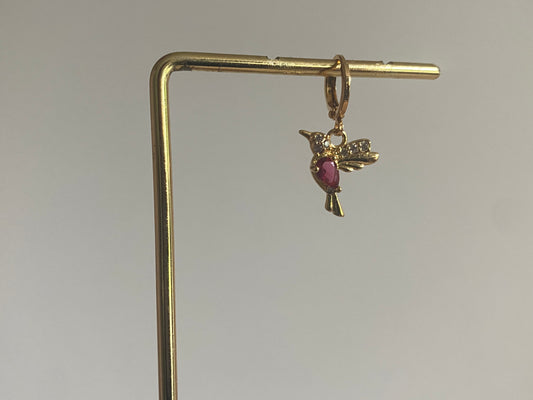 Handgemaakte earparty oorbellen met 14K vergulde oorringen en een zirkonia ingelegde stainless steel kolibrie.