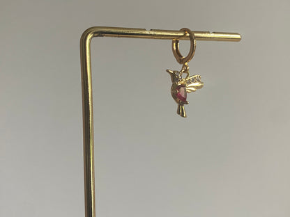 Handgemaakte earparty oorbellen met 14K vergulde oorringen en een zirkonia ingelegde stainless steel kolibrie.