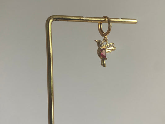 Handgemaakte earparty oorbellen met 14K vergulde oorringen en een zirkonia ingelegde stainless steel kolibrie.