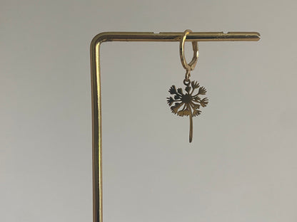 14K vergulde paardenbloem bedel aan 14K vergulde oorring uit onze Earparty single oorbel collectie.