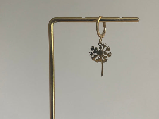 14K vergulde paardenbloem bedel aan 14K vergulde oorring uit onze Earparty single oorbel collectie.
