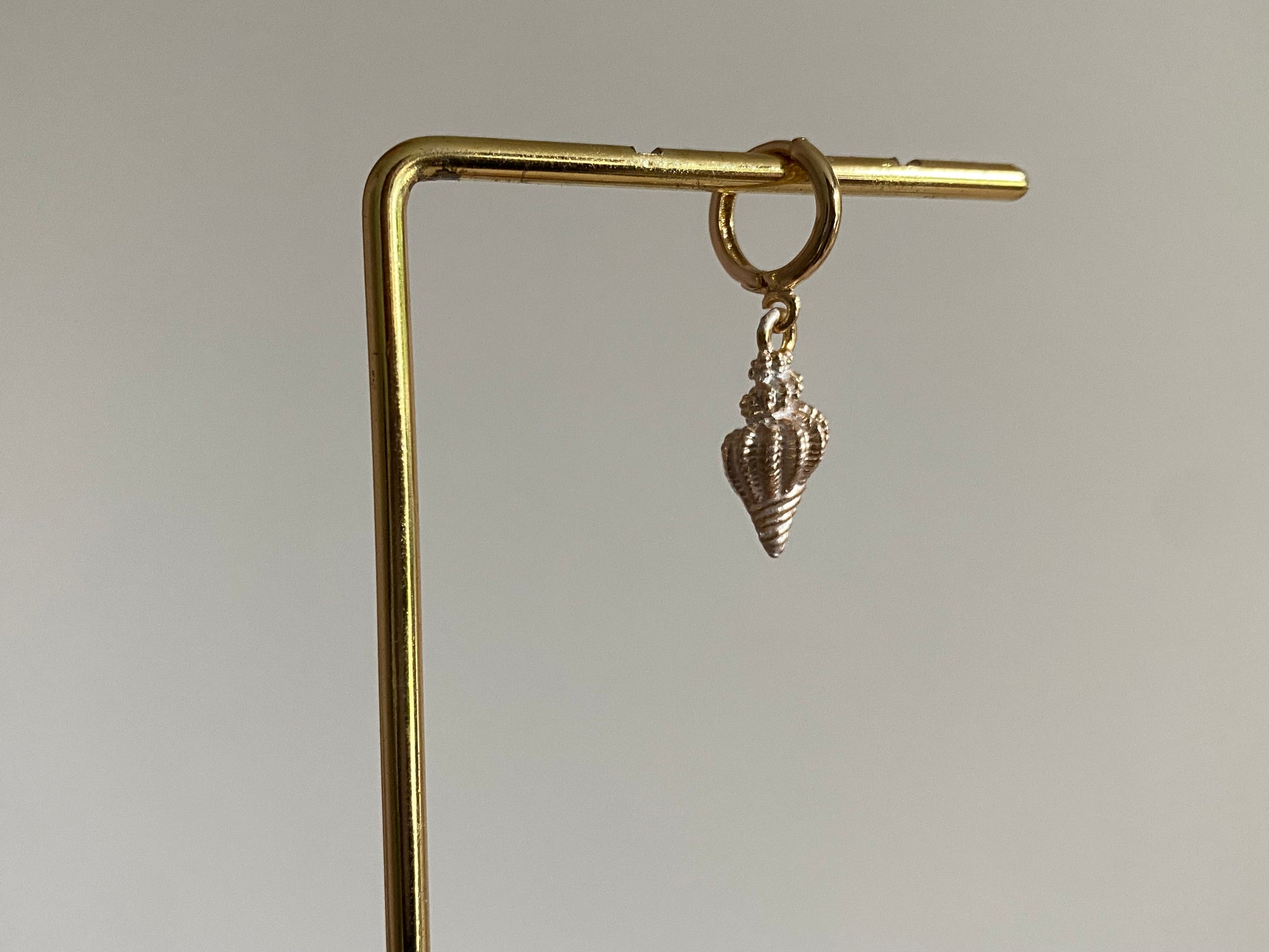 Handgemaakte earparty oorbellen met een 14K verguld ringetje en een zilverwit gecoate RVS schelp bedel.