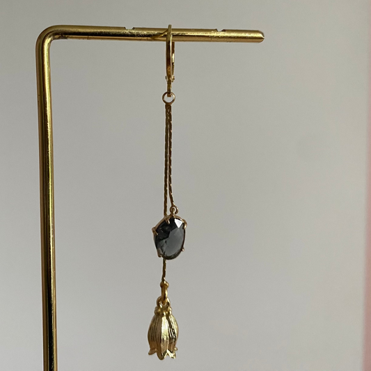 Handgemaakte earparty oorbel met een zwierige 14K vergulde tulp en een mini donkergrijze glasbedel