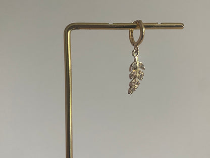 Handgemaakte earparty oorbellen met een 14K vergulde oorring en een 14K vergulde veer ingelegd met zirkonia