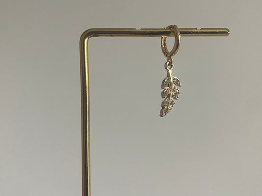 Handgemaakte earparty oorbellen met een 14K vergulde oorring en een 14K vergulde veer ingelegd met zirkonia