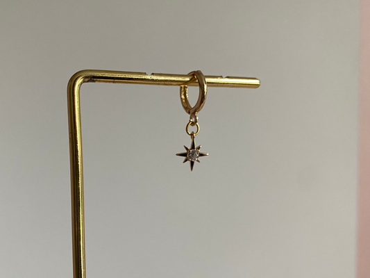 14K vergulde earparty oorbel met een mini 14K goud vergulde sterbedel met ingelegde zirkonia