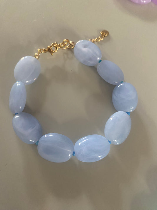 Verstelbare armband van jeansblauwe acryl kralen met 14K vergulde sluiting