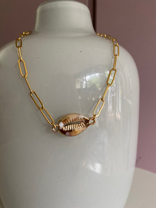 Handgemaakte RVS goldplated schakelketting met in het midden een schelpbedel.