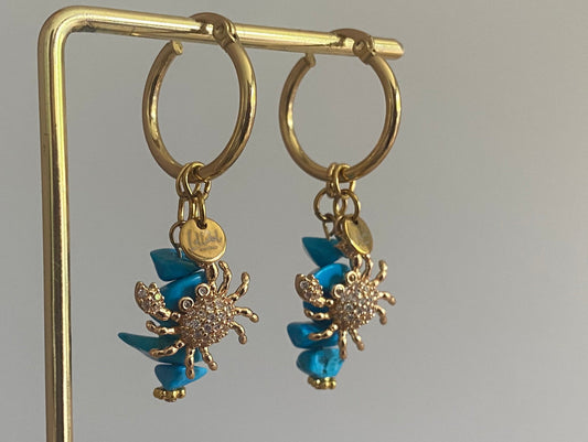18K vergulde krab ingelegd met zirkonia hangend aan een oorbel met rvs hoops en turquoise blauwe natuurstenen
