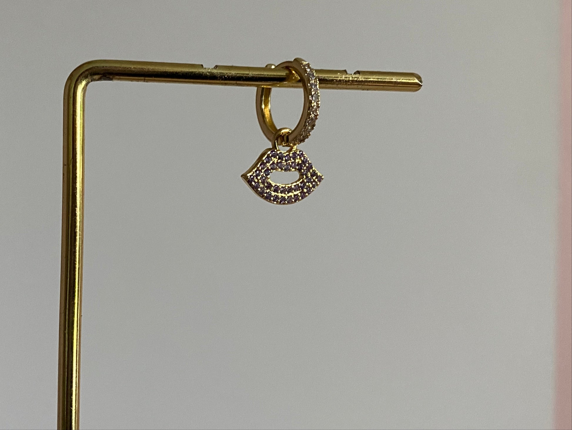 14K vergulde Kus Oorbellen met roze zirkonia in de bedel maar ook in het 14K vergulde oorringetje. 
