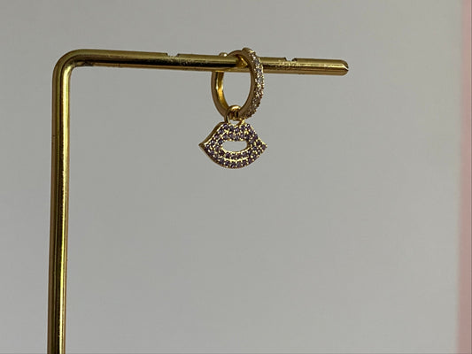 14K vergulde Kus Oorbellen met roze zirkonia in de bedel maar ook in het 14K vergulde oorringetje. 