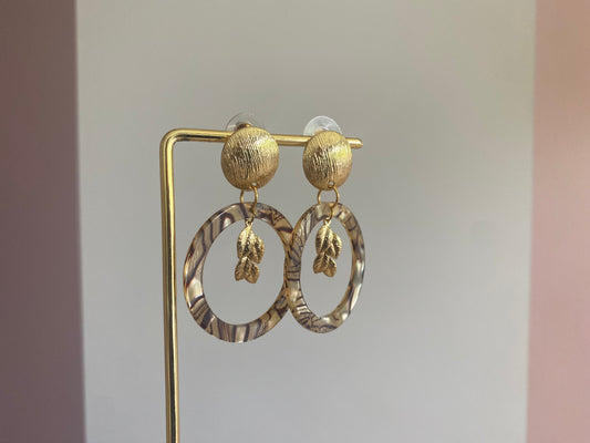 Gemarmerde resin hanger met 14K vergulde bladbedel aan een 14K vergulde gehamerde steker.