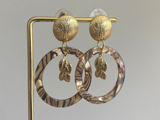 Gemarmerde resin hanger met 14K vergulde bladbedel aan een 14K vergulde gehamerde steker.