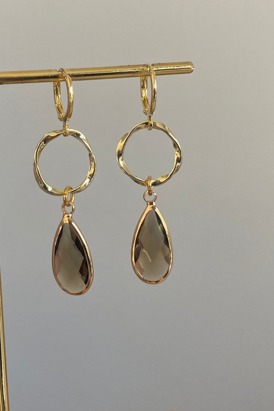 14K vergulde ringetjes met een vergulde hanger en een druppelvormige glasbedel 