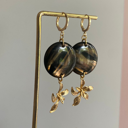 14k vergulde oorbellen met donkerbruine cabochon met tijgeroog effect en 14k vergulde bloem hanger, ca. 5 cm lang.