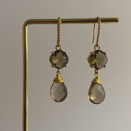 14k vergulde Carolijn oorbellen met draadvormige steker en twee taupe glasbedels, ca. 3 cm lang.